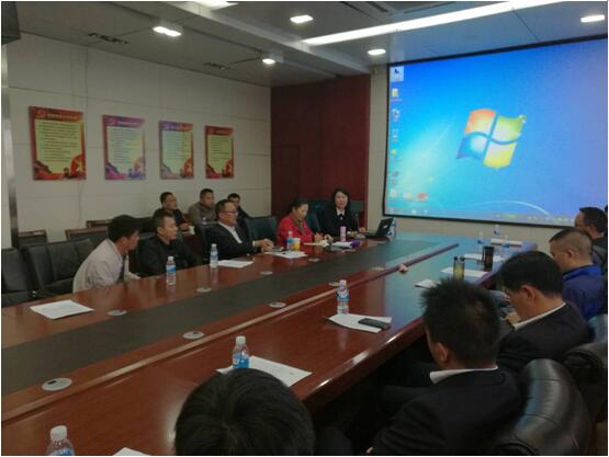 保山移动综合部总司理李梅（前排右一）在培训会上讲话。。