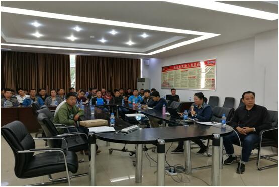 888电子游戏办公室主任宋洋（右二）在清静培训会上宣贯888电子游戏公司车辆治理制度和清静执律例则！！。